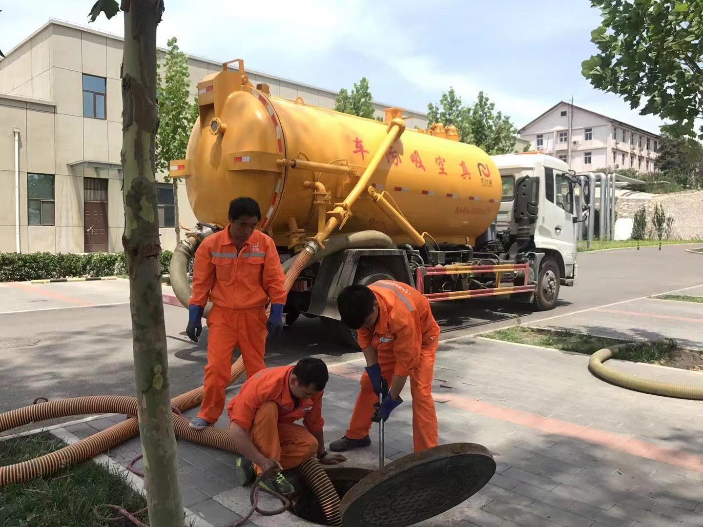 北川化粪池清理与5-8吨吸粪车施工效率分析